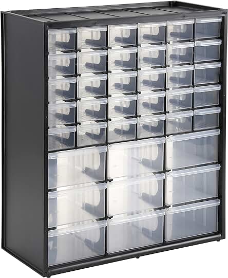 Caja de almacenamiento Stanley con 39 compartimentos y capacidad de apilado o montaje en pared.