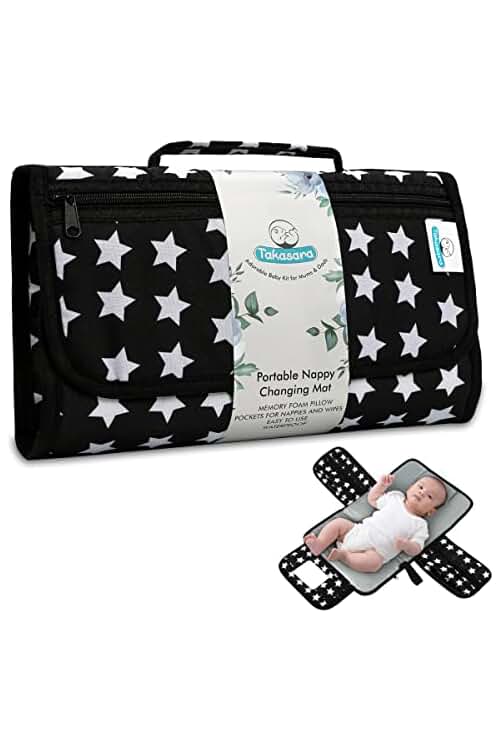 Cambiador de pañales portátil con cojín de espuma viscoelástica y amplio almacenamiento para bebés.