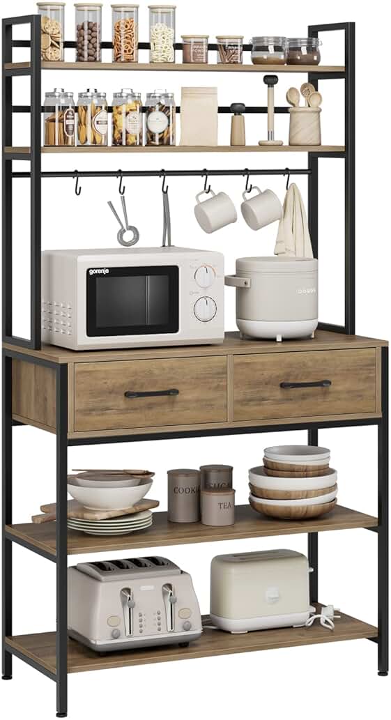 Estantería de cocina multifuncional con cajones y ganchos para maximizar el espacio disponible.