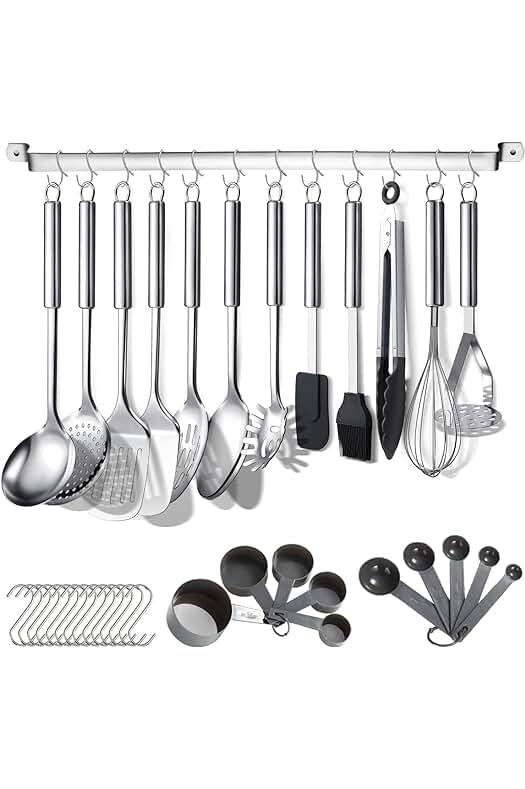 Juego de utensilios de cocina de acero inoxidable con soporte y ganchos para colgar.